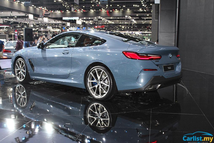 Tại thị trường Thái Lan, 8-Series Coupe 2019 có 3 tùy chọn màu sơn là cam, đen và xanh dương. Trong khi đó, nội thất có 3 tùy chọn màu là xanh dương phối đen, nâu phối đen và đen tuyền. Giá xe BMW 8-Series khởi điểm từ 12,999 triệu Baht (khoảng 9,2 tỷ đồng).