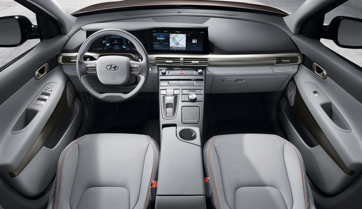 Nội thất của chiếc SUV xanh này còn được bọc da tổng hợp, hàng ghế trước điều chỉnh điện tích hợp sưởi ấm.