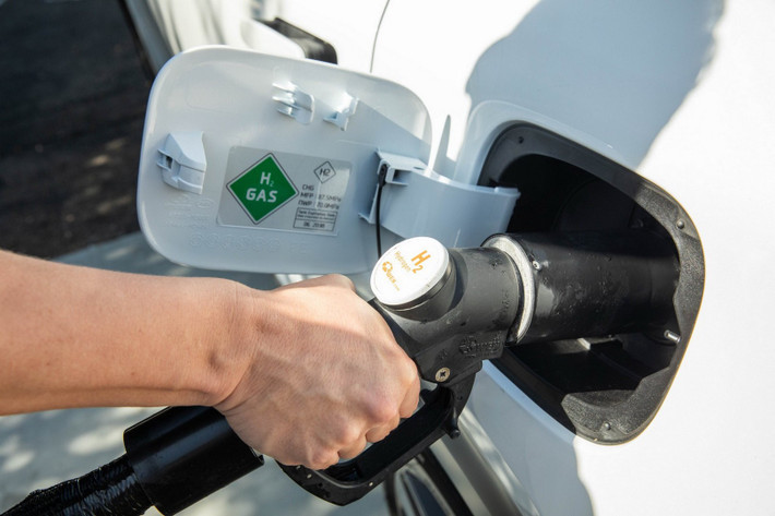 Fuel Cell giúp Hyundai Nexo bản tiêu chuẩn có thể di chuyển quãng đường 612 km với một lần tiếp nhiên liệu, bản Limited 570 km. Mức tiêu hao năng lượng ở hai bản này lần lượt 3,8L/100 km và 4,1L/100 km. Được biết, 1 lít hydro hóa lỏng có giá bán khoảng 0,26 USD (khoảng 6 nghìn đồng).