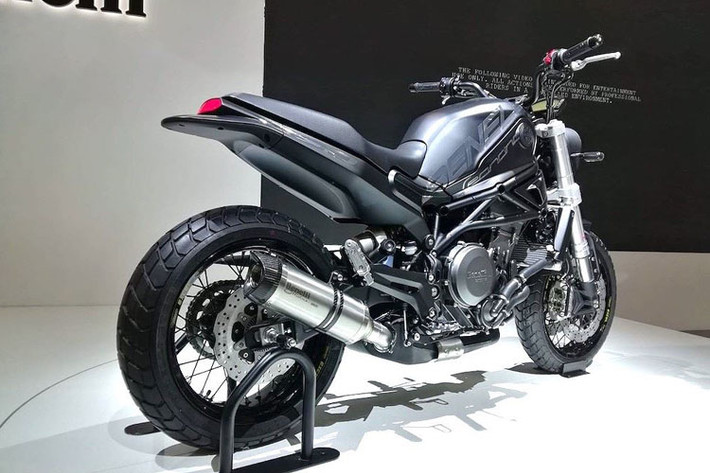 Hệ thống phanh của chiếc xe do Brembo cung cấp, trong khi giảm xóc tới từ công ty đồng hương Marzocchi.