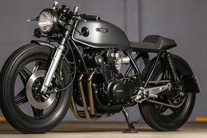 Chiếc xe môtô Honda CB750 cũ này mang biệt danh The Mighty Four vừa được lò độ Caffeine Custom hoàn thiện sở hữu ngoại hình mang phong cách vừa cổ điển vừa hiện đại rất hút ánh nhìn.