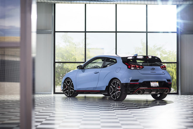 Biến thể Veloster N khác với bản cơ sở ở các dải trang trí màu đỏ và cánh gió gắn cố định trên mái.