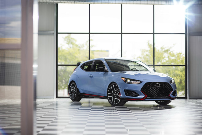 Thiết kế của Hyundai Veloster N 2019 vẫn trung thành với cấu trúc 3 cửa quen thuộc. Cụm đèn trước dùng công nghệ LED, đi kèm dải chiếu sáng ban ngày. Lưới tản nhiệt được mở rộng và có thêm logo N - biểu tượng của bộ phận hiệu suất cao N Performance.