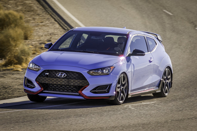 Mẫu hatchback thể thao Hyundai Veloster N mới sẽ được bán ra thị trường vào tháng tới. So với đối thủ cạnh tranh trực tiếp Volkswagen Golf GTI, Hyundai Veloster N có giá bán cao hơn 475 USD.