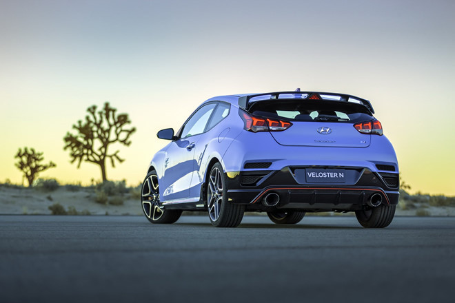 Gói tùy chọn này còn mang đến những nâng cấp khác cho mẫu xe hatchback thể thao Hyundai Veloster N như; cặp ống xả thể thao, mâm xe hợp kim 19 inch bọc trong lốp Pirelli P Zero, hệ thống phanh cải tiến với đĩa phanh 13,6 inch ở phía trước và 12,3 inch ở phía sau.