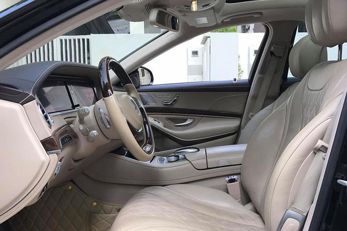 Mercedes-Benz trang bị cho S500 chức năng sưởi ghế, massage với 6 chế độ khác nhau, 2 màn hình giải trí gắn ở tựa lưng ghế trước.