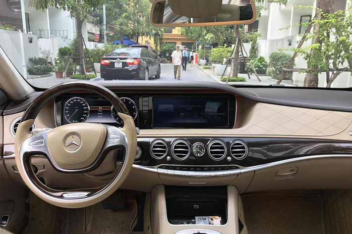 Nội thất xe cũng mới cứng. Mercedes-Benz S500 trang bị vô-lăng 2 chấu quen thuộc, cụm màn hình giải trí và màn hình tốc độ không phải loại màn hình HD với giao diện cũ.