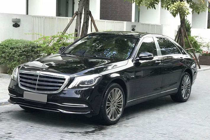 Xe sở hữu ngoại thất màu đen bóng sang chảnh và còn rất mới. Một số chi tiết khác biệt với nguyên bản Mercedes-Benz S500 nhái Mercedes-Maybach S450 4Matic đã khiến nhiều ý kiến cho rằng chiếc xe đã được "độ" lại. Cụ thể là cụm đèn pha với 3 dải đèn LED ban ngày...
