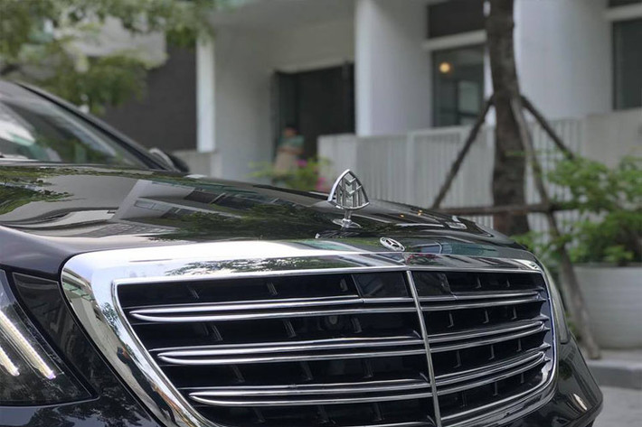 Phần cản trước thiết kế lạ cũng là chi tiết dễ gây nhầm lẫn với siêu xe sang Mercedes-Maybach S450 4Matic hiện nay.