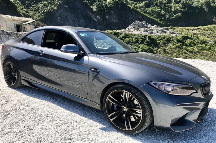 Hàng hiếm BMW M2 màu sơn xám duy nhất ở Việt Nam vừa được chủ nhân rao bán với mức giá 2,45 tỷ đồng. Theo nhiều người chơi xe cho hay, nó hiện rẻ hơn con số gần đến 3,3 tỷ đồng mua mới một chiếc M2.