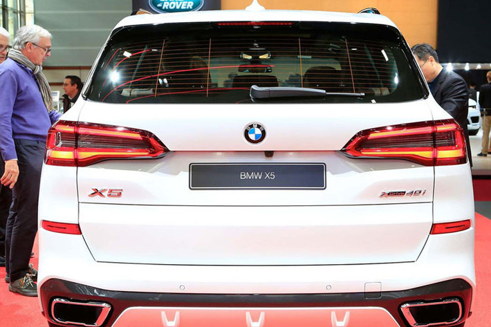 Cụm ống xả hình thang với đường viền mạ chrome sáng bóng, thay cho dạng ống xả tròn trên thế hệ cũ.