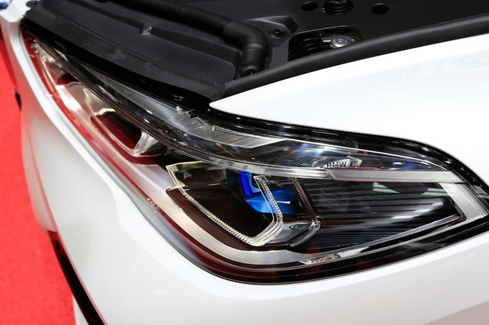 Cụm đèn pha trên X5 hoàn toàn mới này cũng được hãng xe ôtô BMW tách rời khỏi ca-lăng thay vì dính vào nhau như các thế hệ trước đây.