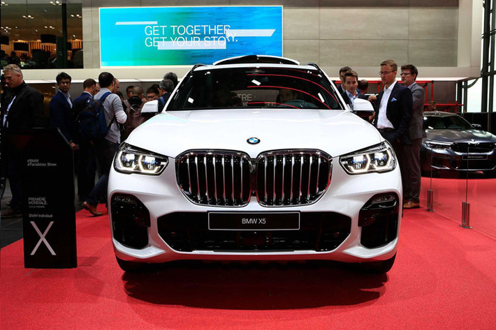 Về thiết kế, mẫu xe BMW X5 2019 thế hệ thứ 4 (G05) có sự cải tiến đáng kể so với tiền nhiệm. Đặc biệt là phần lưới tản nhiệt mang hình quả thận trên BMW X5 2019 (ảnh phải) lớn hơn đáng kể so với thế hệ cũ. Xe có 2 phiên bản: xLine trang trọng và M-Sport thể thao. Tương tự các dòng xe khác như 7-Series BMW còn cho phép khách hàng cá nhân hoá X5 thông qua chương trình BMW Individual.
