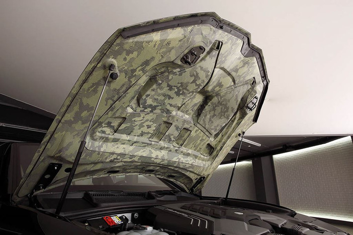 Dưới nắp capo Lamborghini Urus độ khủng được sơn rằn ri lạ mắt.