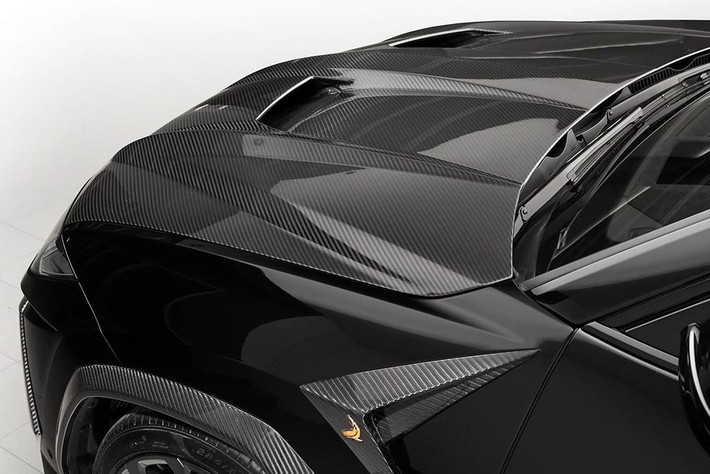 Đa phần các món phụ kiện được làm bằng vật liệu carbon đắt tiền. Quy tụ nhiều nhất là ở phần đầu xe. Đáng chú ý, các chi tiết carbon sơn màu đồng giúp cho bộ thân xe SUV Lamborghini Urus độc đáo hơn.