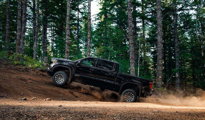 Một số tính năng off-road nổi bật trên Sierra AT4 gồm có các móc tời màu đỏ, hỗ trợ xuống dốc, kiểm soát lực kéo được thiết lập phù hợp trong từng chế độ lái khác nhau, để điều chỉnh các điểm sang số, bướm ga và StabiliTrak để tối ưu hóa hiệu suất cho xe dù ở điều kiện mặt đường nào.