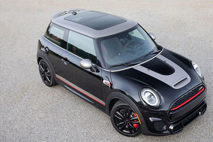 Được biết nguyên bản của mẫu xe Mini John Cooper Works Knights Edition sắp ra mắt là chiếc John Cooper Works Hardtop. Xe sở hữu màu sơn Midnight Black và Melting Silver khá đặt biệt.