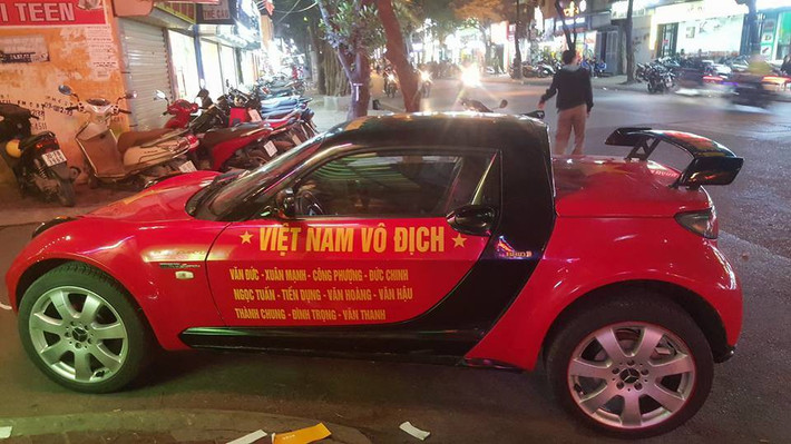 Một chiếc Smart Roadster được dán đầy đủ đội hình trong trận chung kết.