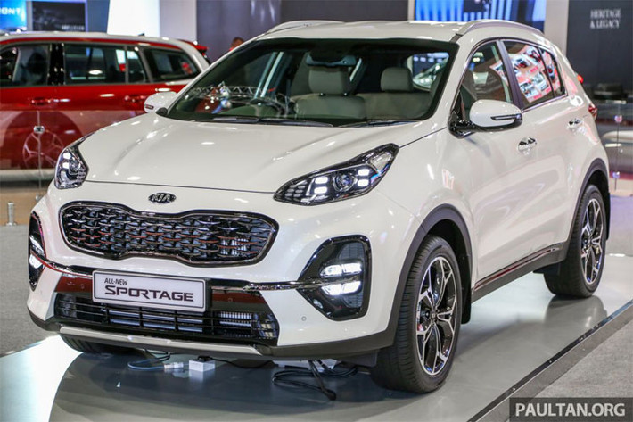 Mẫu xe Kia Sportage 2019 mới vừa được hãng xe Hàn Quốc giới thiệu với 2 phiên bản 2.0D GT-Line và 2.0 EX có giá bán tương đương khoảng 705 triệu đồng tại thị trường Malaysia. So với bản cơ sở, hai phiên bản mới này có nhiều thay đổi về thiết kế và trang bị.