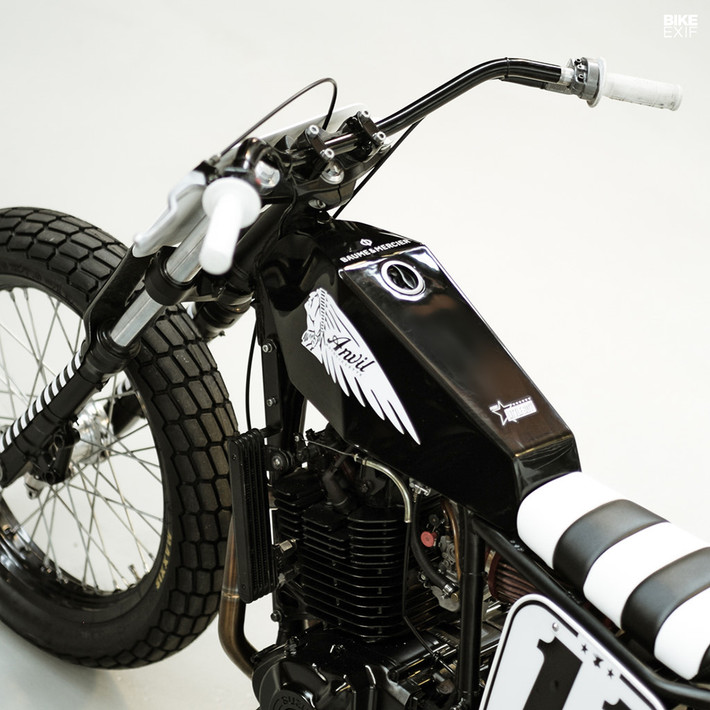 Khá nhiều chi tiết phụ trên hai bản độ Flat Tracker này giống nhau. Rõ nét nhất là bộ ốp phuộc trước và động cơ mang màu đen tuyền, thật khó phân biệt giữa 2 chiếc. 2 bình xăng cùng chung kiểu thiết kế được làm từ nhôm. Logo Indian ở bình xăng của cả 2 chiếc đánh dấu sự hợp tác giữa Indian Shrimp và đội đua Anvil Racing vừa mới thành lập.