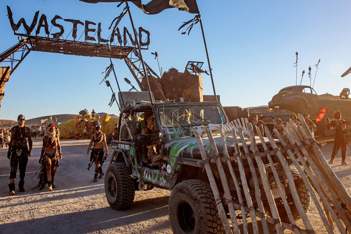 Lễ hội Wasteland Weeked 2018 diễn ra ở hoang mạc Mojave thu hút hàng nghìn dân mê xe ôtô độ và đặc biệt là người hâm mộ bộ phim Mad Max tham gia.