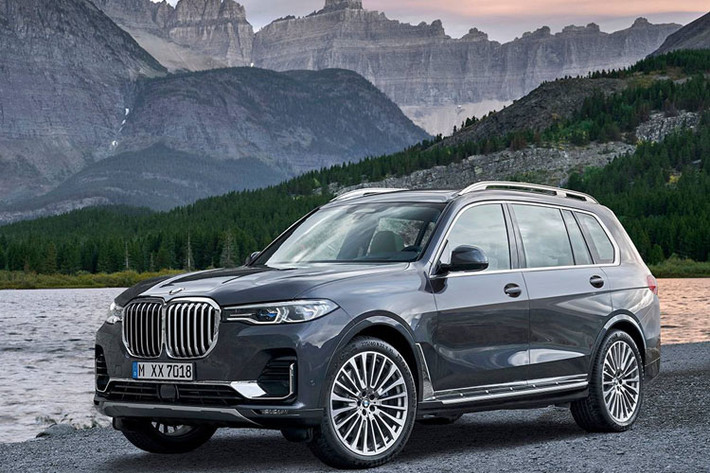 SUV cỡ lớn BMW X7 2019 mới đã chính thức được mở bán với giá từ 73.900 USD (khoảng 1,7 tỷ) cho bản tiêu chuẩn xDrive40i và 92.600 USD (khoảng 2,2 tỷ) cho bản cao cấp xDrive50i.