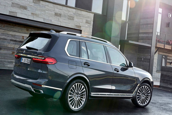 Theo đánh giá, đối thủ trực tiếp của X7 là Lexus LX, Mercedes-Benz GLS-Class, Audi Q8 hay Cadillac Escalade. BMW X7 2019 được thiết kế theo phong cách SUV cơ bắp hạng sang.