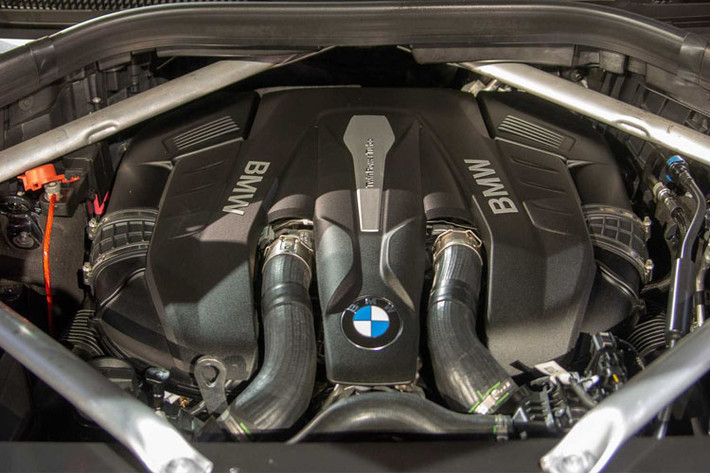 SUV hạng sang BMW X7 bản tiêu chuẩn xDrive40i được trang bị động cơ tăng áp 6 xy-lanh thẳng hàng dung tích 3.0L, sản sinh công suất 335 mã lực (250 kW) và mô-men xoắn cực đại 447 Nm. Nhờ sức mạnh đó, X7 xDrive40i dễ dàng tăng tốc 0-100 km/h trong 5,8 giây.