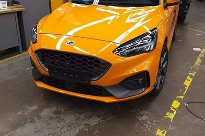 Mặt trước của Focus ST 2019 nổi bật với lưới tản nhiệt dạng tổ ong kết hợp với cản va lớn hơn. Đặc biệt, màu sơn vàng cam được tô điểm vài chi tiết màu xám làm tăng vẻ thể thao của chiếc hatchback này. Xe nổi bật với lưới tản nhiệt dạng tổ ong kết hợp với cản va lớn hơn. Một điểm khác biệt đáng chú ý nữa là cánh lướt gió phía trước lớn hơn và hai hốc hút gió phía dưới cũng có dạng lưới tổ ong.