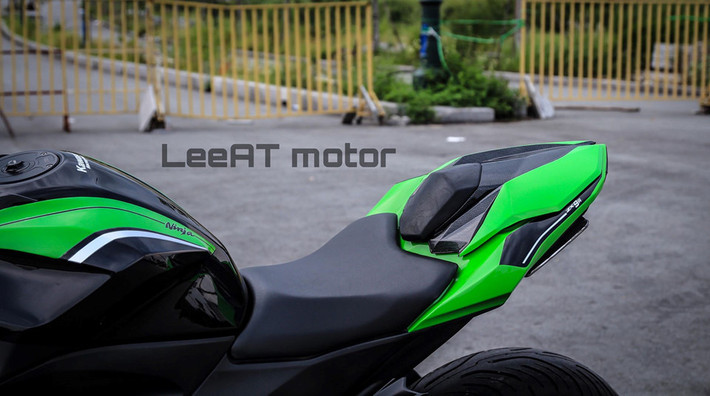 Yên xe được phủ một lớp carbon đắt tiền.