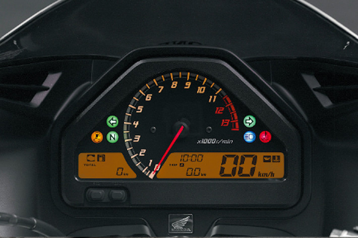 Khác hoàn toàn với kiểu đồng hồ cơ kèm các màn hình LCD gần như y hệt chiếc superbike CBR1000RR từ đời 2006-2007 trên bản VTR-F.