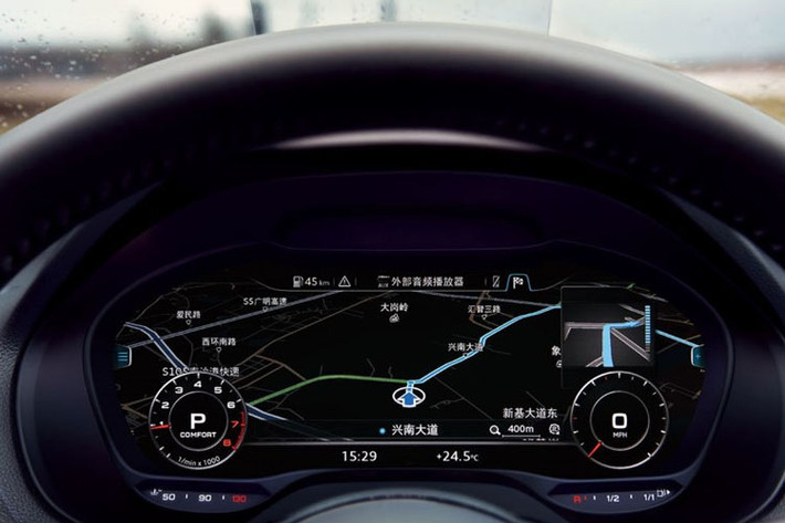 Audi Q2L 2018 còn có màn hình hiển thị thông tin giải trí MMI kích thước 8,3 inch, màn hình hiển thị trên kính chắn gió, hệ thống định vị và mở cửa không cần chìa khóa.