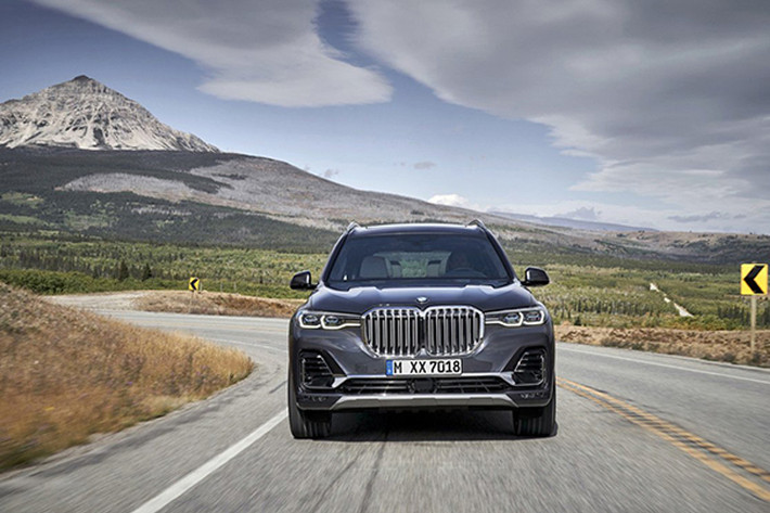 BMW X7 2019 mới - mẫu SUV hạng sang cỡ lớn của Đức đã chính lộ diện và dự kiến sẽ được hãng xe Đức bán ra vào quý I năm sau với giá khởi điểm từ 73.900 USD (khoảng hơn 1,72 tỷ) cho phiên bản xDrive40i. Trong khi đó phiên bản xDrive50i có giá từ 92.600 USD.