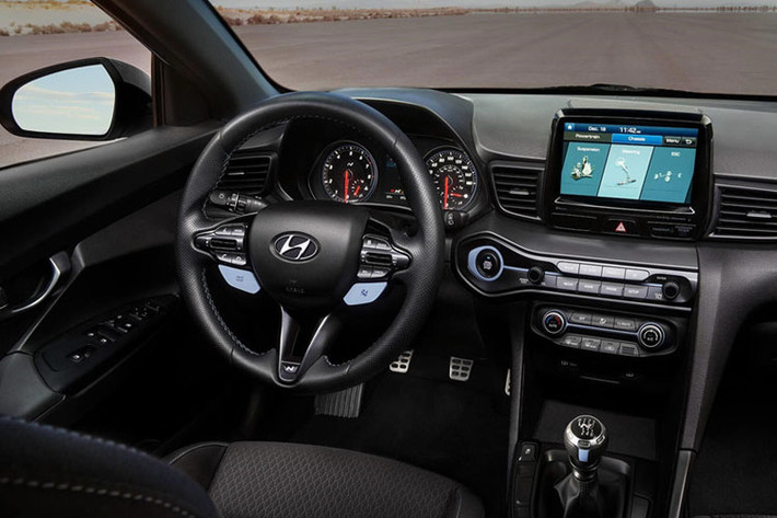 Nội thất Veloster N 2019 đơn giản với màn hình trung tâm cảm ứng kích thước 8 inch tiêu chuẩn tích hợp hiển thị chế độ Performance cung cấp tình trạng xe và một đồng hồ tốc độ.