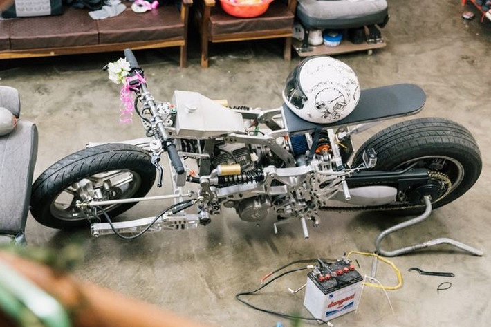 Phần khung sườn được chế theo kiểu Omega Frame (hình chữ C) và hệ thống lái Hub Center Steering (HCS).
