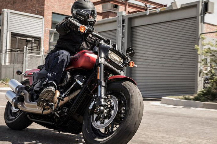 Harley-Davidson Fat Bob 114 có ưu điểm từ khối động cơ Milwaukee-Eight 114 mạnh mẽ hơn, ga nhạy hơn, Torque mạnh hơn (ra xe mạnh mẽ), tiết kiệm nhiên liệu và hoạt động êm ái hơn so với Twin Cam 103. Những yếu tố làm nên một chiếc Cruiser tuyệt vời.