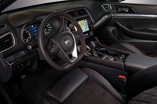 Maxima 2019 được giới thiệu với 5 biến thể bao gồm S, SV, SL, SR và Platinum. Trang bị nội thất của 5 biến thể này cũng có vài nét khác nhau. Bản SR và Platinum được trang bị ghế ngồi mới với tựa đầu có lõi đệm than hoạt tính giúp hút ẩm, khử mùi tốt hơn.