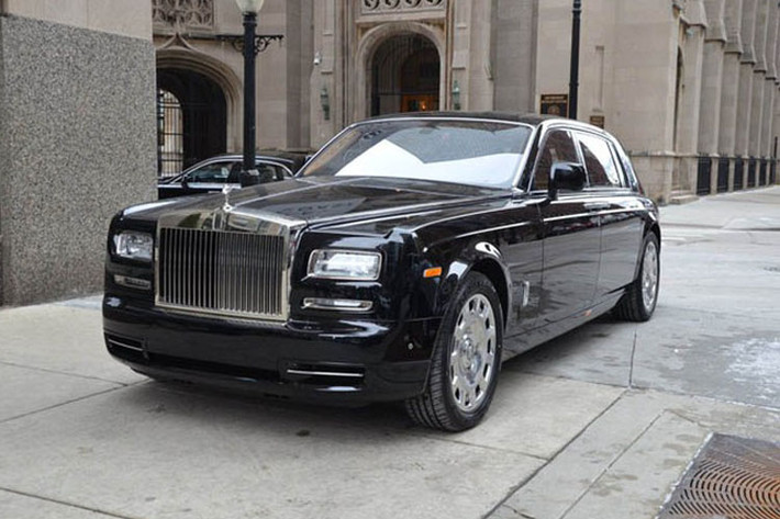 Rolls-Royce Phantom của Chủ tịch Triều Tiên Kim Jong-Un là phiên bản đặc biệt, đã được chỉnh sửa và không giống với bất kỳ một chiếc Phantom nào khác trên thế giới. Rolls-Royce Phantom trục cơ sở kéo dài EWB tiêu chuẩn có giá khoảng 530.000 USD, được trang bị bộ mâm 7 chấu lớn làm từ hợp kim mạ chrome sáng, toàn bộ hệ thống đèn pha sử dụng công nghệ LED.