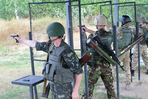 Ngoài tình huống tiêu diệt pháo tự hành, các binh sĩ Ukraine còn được huấn luyện bắn súng lục.