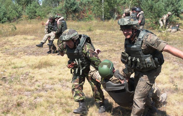 Hiện Mỹ đã gửi các chuyên gia tới để huấn luyện, nâng cao các kỹ năng chiến trường cho quân lính thuộc lực lượng vũ trang nhà nước Ukraine. Đây được xem là một trong những nỗ lực của Mỹ nhằm giúp đỡ Kiev đối phó lại lực lượng ly khai ở miền Đông.