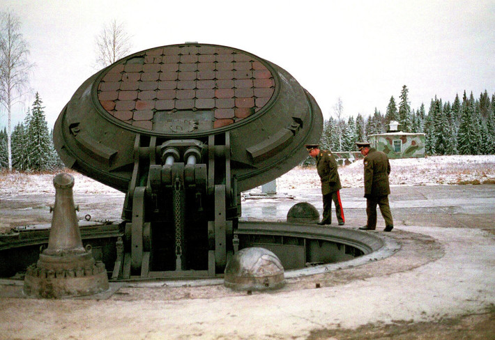 Tên lửa này được phóng thử nghiệm lần đầu tiên tại vùng Plesetsk vào ngày 8/2/1983. Các đợt thử nghiệm tiếp theo được kéo dài đến tháng 12/1987. Tuy nhiên, từ ngày 23/7/1985, một sư đoàn Topol mới chính thức đi vào hoạt động trong quân đội Liên Xô tại thành phố Ioshkar-Ola. Ảnh: quan chức quốc phòng Nga đang thăm hầm phóng Topol đặt trên mặt đất.