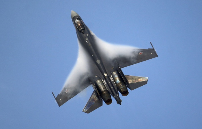 Một phiên bản nâng cấp từ Su-27 có sức mạnh đáng nể là loại chiến đấu cơ Su-35. Đây là loại tiêm kích có khả năng cơ động cực tốt.