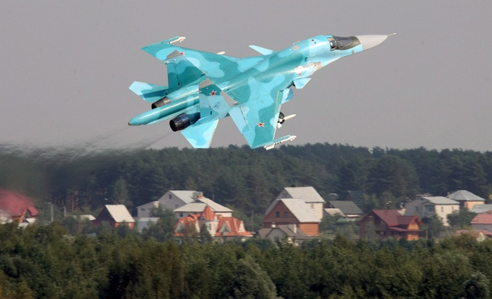 Dựa trên Su-27 còn có phiên bản máy bay ném bom Su-34 được thiết kế để triển khai các nhiệm vụ chiến thuật trong tình huống tác chiến độc lập hoặc theo nhóm trong điều kiện thời gian bất kể ngày hay đêm. Đây sẽ là phiên bản dần thay thế cho Su-24.