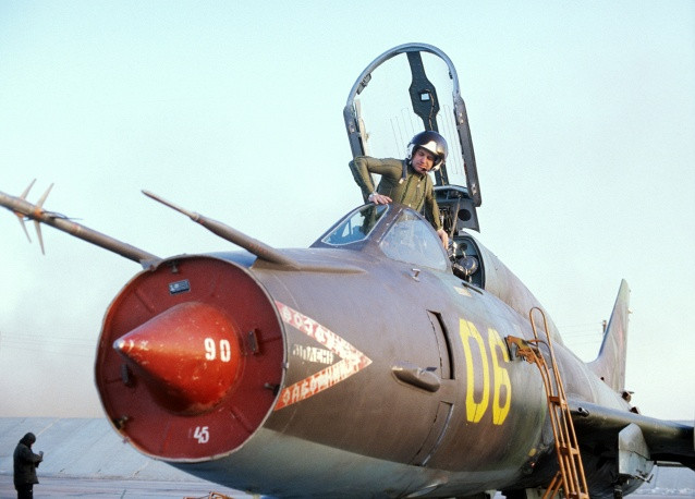 Không những thế Sukhoi còn đi tiên phong trong việc chế tạo loại máy bay cánh cụp cánh xòe như Su-17 và Su-24. Ảnh: chiến đấu cơ Su-17, loại chiến đấu cơ cánh cụp cánh xòe đầu tiên của Liên Xô.