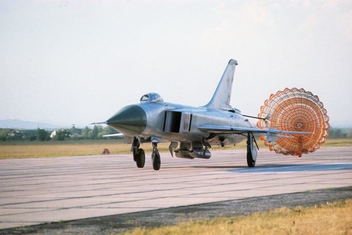 Sau đó, Sukhoi đã phát triển các tiêm kích đánh chặn siêu âm Su-15 để thay thế cho Su-9 và Su-11 vào những năm 1960.