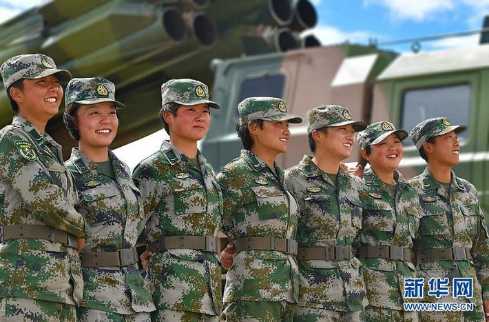 PHL03 được Tập đoàn quốc phòng NORINCO phát triển và được đưa vào trang bị chính trong Quân đội Trung Quốc từ năm 2004, nó được thiết kế 12 ống phóng có cỡ nòng 300mm với tầm bắn tối đa lên tới 150km và có thể được trang bị nhiều loại đầu đạn khác nhau. Ảnh: các nữ sĩ quan đơn vị pháo binh PHL03.
