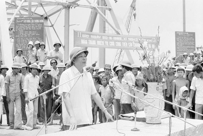 Ngày 20/6/1985, Phó Chủ tịch Hội đồng Bộ trưởng, kiêm Bộ trưởng Bộ Giao thông vận tải Đồng Sỹ Nguyên phát biểu, tuyên dương thành tích các tập thể và cá nhân của Xí nghiệp cơ khí 121 đã hoàn thành việc sản xuất, lắp dựng 7.800m lan can cầu Chương Dương đúng tiến độ, đạt chất lượng cao, chuẩn bị cho lễ thông cầu ngày 30/6/1985. (Ảnh: Cao Phong/TTXVN)