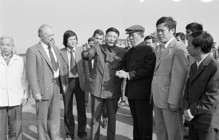 Sáng 16/11/1983, Tổng Bí thư Lê Duẩn đến thăm công trường xây dựng cầu Thăng Long - công trình của tình hữu nghị Việt - Xô. Bộ trưởng Bộ Giao thông vận tải Đồng Sỹ Nguyên cùng đi và báo cáo với Tổng Bí thư về tiến trình xây dựng cầu (ảnh). (Ảnh: Minh Đạo/TTXVN)