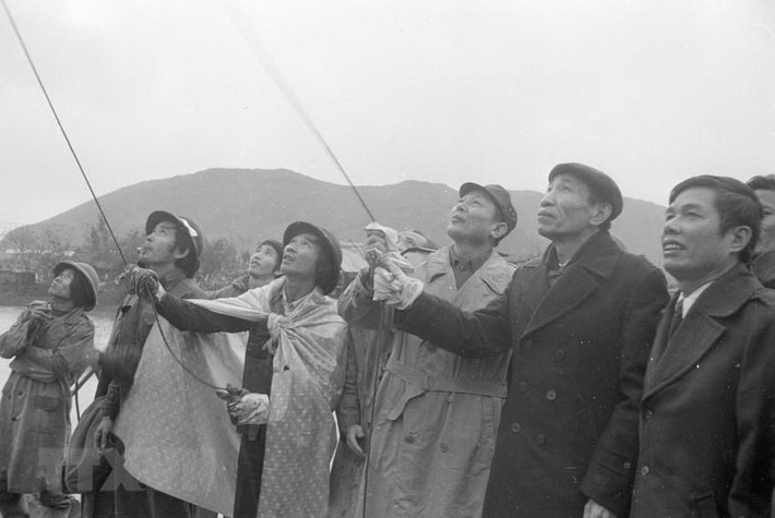 Phó Chủ tịch Hội đồng Bộ trưởng, kiêm Bộ trưởng Bộ Giao thông vận tải Đồng Sỹ Nguyên (thứ ba từ phải sang) và Bí thư Tỉnh ủy Nghệ Tĩnh Nguyễn Kỳ Cầm tiến hành nghi thức giật búa máy đóng cọc, khởi công xây dựng cầu Bến Thủy bắc qua sông Lam trên Quốc lộ 1A và xây dựng Quốc lộ 8 nối liền 2 nước Việt Nam-Lào, ngày 1/3/1986. (Ảnh: Anh Tôn/TTXVN)
