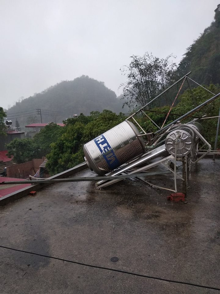 Trận giông lốc, mưa đá làm thiệt hại nhiều tài sản của người dân.